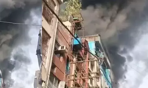 दिल्ली में फैक्ट्री में लगी आग, पानी के 14 टैंकर आग बुझाने पहुंचे, बचाव कार्य जारी दिल्ली में फैक्ट्री में लगी आग, पानी के 14 टैंकर आग बुझाने पहुंचे, बचाव कार्य जारी