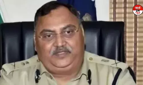 एक पत्नी ऐसी भी... पूर्व डीजीपी की पत्नी का कबूलनामा- मिर्च पाउडर डालकर अंधा बनाया, फिर चाकू से कई वार एक पत्नी ऐसी भी... पूर्व डीजीपी की पत्नी का कबूलनामा- मिर्च पाउडर डालकर अंधा बनाया, फिर चाकू से कई वार