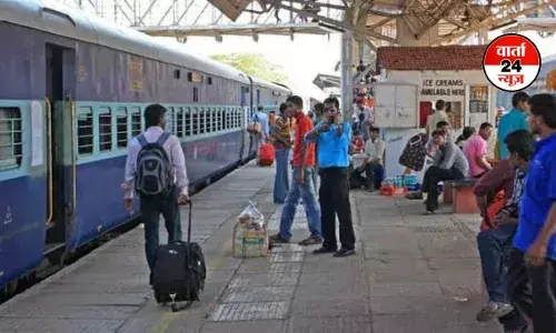 जान देने बैठा रेलवे ट्रैक पर, बचाने पहुंचे चाचा- भतीजी, तीनों को रेल ने कुचला, इस दर्दनाक हादसे से आप भी लें सबक! जान देने बैठा रेलवे ट्रैक पर, बचाने पहुंचे चाचा- भतीजी, तीनों को रेल ने कुचला, इस दर्दनाक हादसे से आप भी लें सबक!