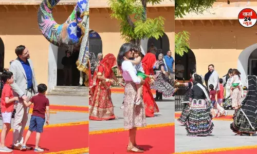 अमेरिकी उपराष्ट्रपति जेडी वेंस परिवार संग पहुंचे जयपुर, परिवार ने कच्ची घोड़ी, घूमर और कालबेलिया डांस का इस तरह से उठाया लुत्फ अमेरिकी उपराष्ट्रपति जेडी वेंस परिवार संग पहुंचे जयपुर, परिवार ने कच्ची घोड़ी, घूमर और कालबेलिया डांस का इस तरह से उठाया लुत्फ