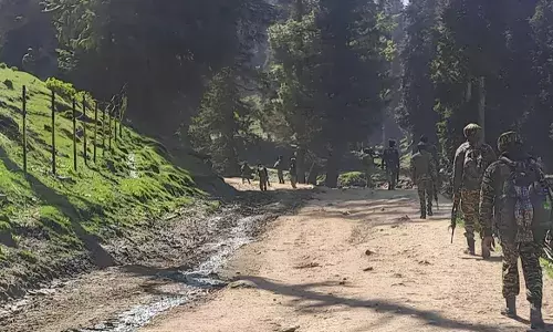 Pahalgam Attack: घायल पर्यटकों को बचाने में जुटे CRPF कमांडो Pahalgam Attack: घायल पर्यटकों को बचाने में जुटे CRPF कमांडो