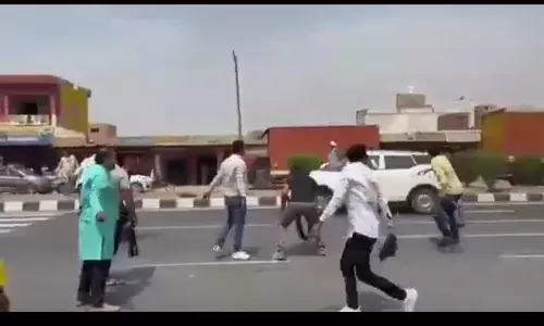 सपा सांसद रामजीलाल सुमन के काफिले पर करणी सेना का हमला, गाड़ियों पर टायर और पत्थर फेंके सपा सांसद रामजीलाल सुमन के काफिले पर करणी सेना का हमला, गाड़ियों पर टायर और पत्थर फेंके