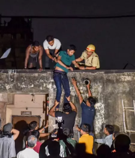 कोलकाता के होटल में लगी भीषण आग, 14 लोगों की मौत, भागने के दौरान कई घायल कोलकाता के होटल में लगी भीषण आग, 14 लोगों की मौत, भागने के दौरान कई घायल