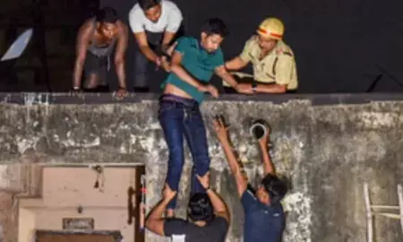 कोलकाता के होटल में लगी भीषण आग, 14 लोगों की मौत, भागने के दौरान कई घायल कोलकाता के होटल में लगी भीषण आग, 14 लोगों की मौत, भागने के दौरान कई घायल