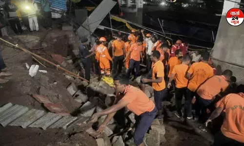 आंध्र प्रदेश के सिम्हाचलम मंदिर में दीवार गिरने से 7 श्रद्धालुओं की मौत, कई घायल, पीएम ने जताया दुख आंध्र प्रदेश के सिम्हाचलम मंदिर में दीवार गिरने से 7 श्रद्धालुओं की मौत, कई घायल, पीएम ने जताया दुख