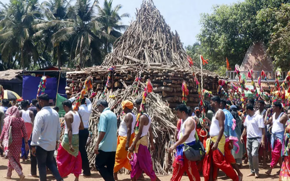 गोवा में श्री लैराई देवी यात्रा के दौरान भगदड़ मची, 6 लोगों की मौत 15 घायल गोवा में श्री लैराई देवी यात्रा के दौरान भगदड़ मची, 6 लोगों की मौत 15 घायल