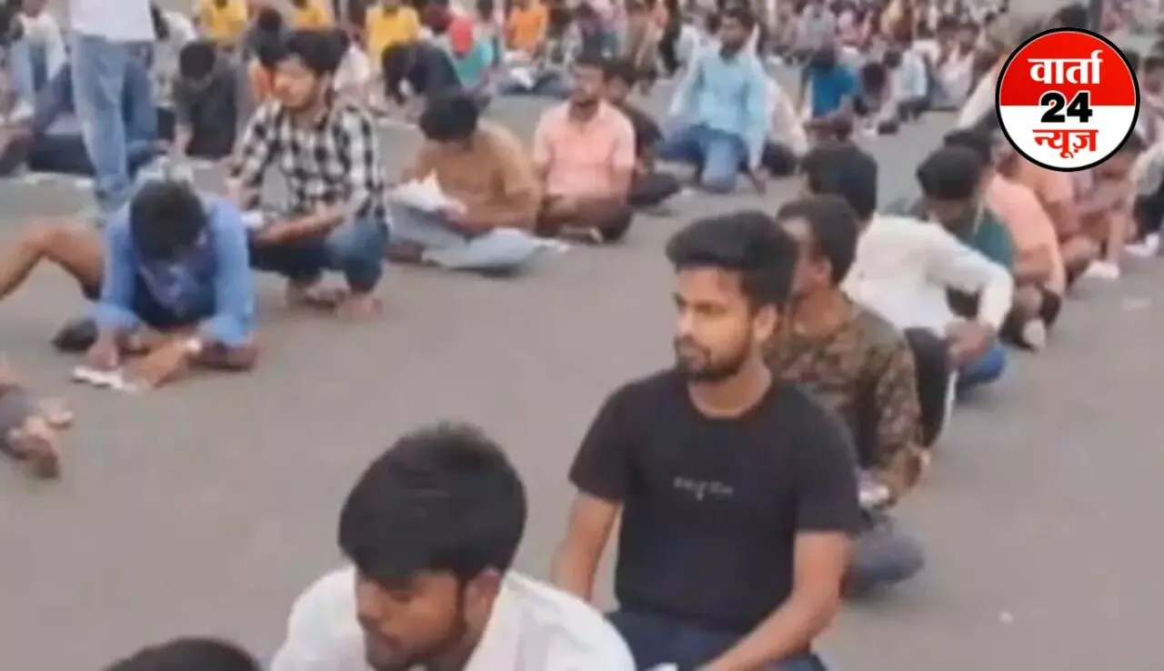रनवे बना परीक्षा केंद्र: सहरसा में हवाई पट्टी पर सैकड़ों छात्रों की परीक्षा, जानें क्या है वजह, देखें वीडियो रनवे बना परीक्षा केंद्र: सहरसा में हवाई पट्टी पर सैकड़ों छात्रों की परीक्षा, जानें क्या है वजह, देखें वीडियो