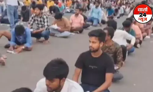 रनवे बना परीक्षा केंद्र: सहरसा में हवाई पट्टी पर सैकड़ों छात्रों की परीक्षा, जानें क्या है वजह, देखें वीडियो रनवे बना परीक्षा केंद्र: सहरसा में हवाई पट्टी पर सैकड़ों छात्रों की परीक्षा, जानें क्या है वजह, देखें वीडियो