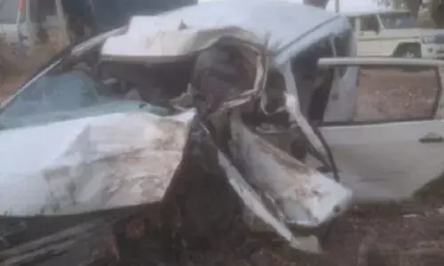 बारातियों की कार जामुन के पेड़ से टकराई, चार लोगों की मौत, पसरा मातम बारातियों की कार जामुन के पेड़ से टकराई, चार लोगों की मौत, पसरा मातम