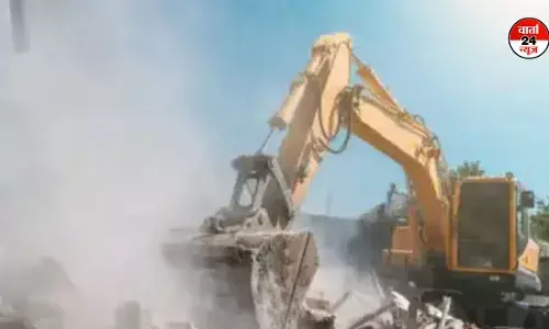 दिल्ली में अवैध अतिक्रमण पर गरजा बुलडोजर, नाले के किनारे बने अवैध निर्माण को किया ध्वस्त, जानें पूरा मामला