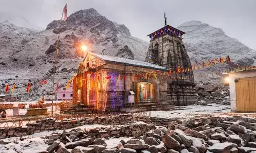 चारधाम यात्रा में भक्तों की भीड़, केदारनाथ पहुंचे एक लाख से ज्यादा श्रद्धालु चारधाम यात्रा में भक्तों की भीड़, केदारनाथ पहुंचे एक लाख से ज्यादा श्रद्धालु