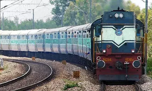 चलती ट्रेन के इंजन पर चढ़े युवक को RPF ने बचाया, परिजनों से हुआ भावुक मिलन