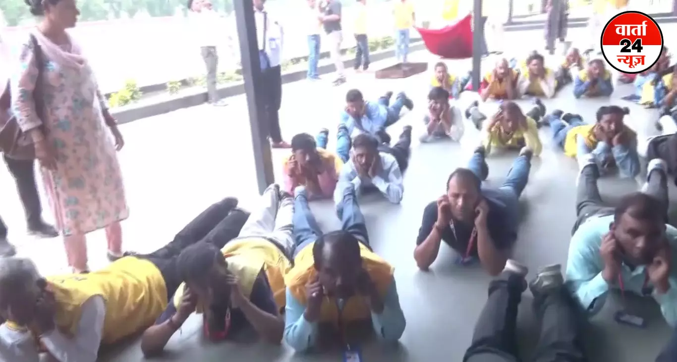 Ind-Pak Tension: 7 मई को बजेंगे सायरन, 244 जिलों में Mock Drill कराने के निर्देश, जानें क्या-क्या होगा Ind-Pak Tension: 7 मई को बजेंगे सायरन, 244 जिलों में Mock Drill कराने के निर्देश, जानें क्या-क्या होगा