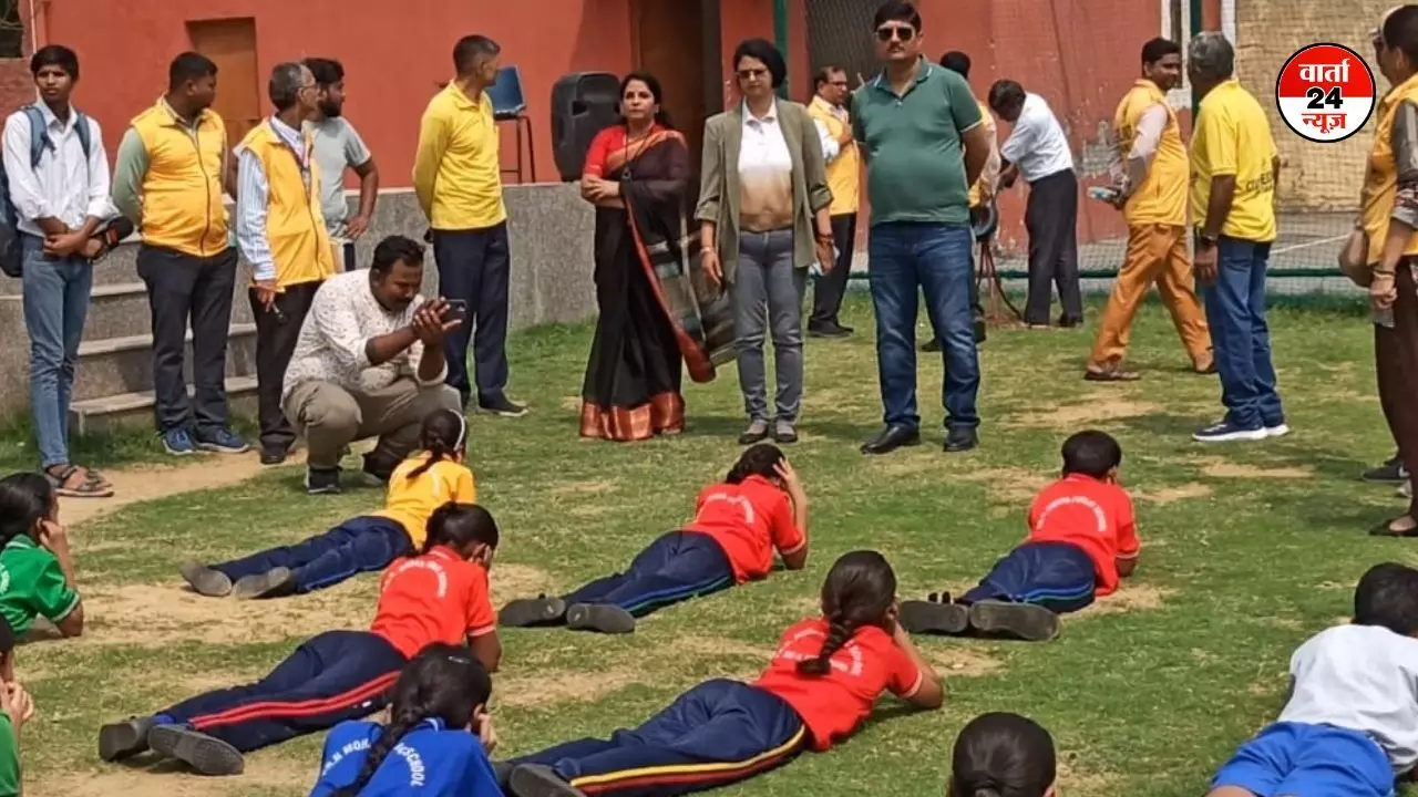 छात्र-छात्राओं को हवाई हमले से बचाव का दिया गया प्रशिक्षण छात्र-छात्राओं को हवाई हमले से बचाव का दिया गया प्रशिक्षण