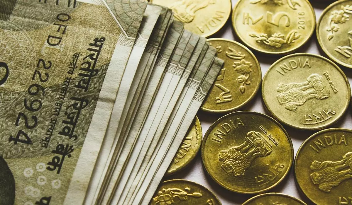 भारत-पाक तनाव के बीच रुपया 42 पैसे टूटकर 84.77 पर बंद भारत-पाक तनाव के बीच रुपया 42 पैसे टूटकर 84.77 पर बंद