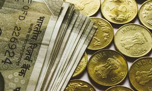 भारत-पाक तनाव के बीच रुपया 42 पैसे टूटकर 84.77 पर बंद