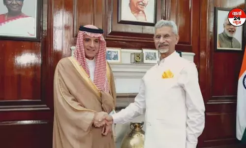 भारत-पाकिस्तान में तनाव के बीच अचानक दिल्ली पहुंचे सऊदी अरब के मंत्री, जानें वजह भारत-पाकिस्तान में तनाव के बीच अचानक दिल्ली पहुंचे सऊदी अरब के मंत्री, जानें वजह