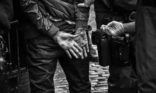 मालिक की बेटी का अपहरण कर दुष्कर्म के आरोप में फैक्ट्री मजदूर और पत्नी गिरफ्तार