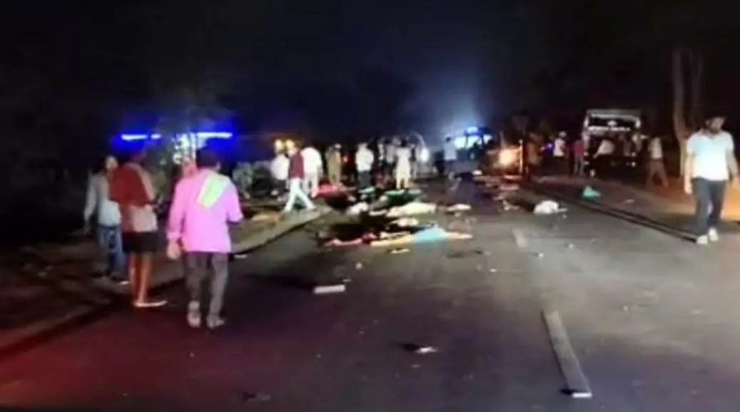 छत्तीसगढ़ : सड़क हादसे में 13 लोगों की मौत, 12 घायल, जानें कैसे हुआ हादसा छत्तीसगढ़ : सड़क हादसे में 13 लोगों की मौत, 12 घायल, जानें कैसे हुआ हादसा