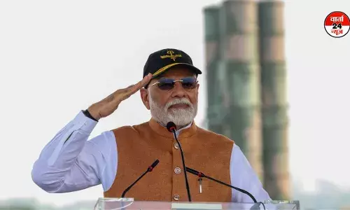 पीएम मोदी पहुंचे आदमपुर एयरबेस, वायुसेना के जवानों का बढ़ाया हौसला, जानें पीएम ने क्या कहा पीएम मोदी पहुंचे आदमपुर एयरबेस, वायुसेना के जवानों का बढ़ाया हौसला, जानें पीएम ने क्या कहा