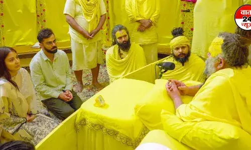 Virat-Anushka: संन्यास के बाद प्रेमानंद महाराज से मिले विराट कोहली, अनुष्का भी दिखीं साथ, देखें वीडियो Virat-Anushka: संन्यास के बाद प्रेमानंद महाराज से मिले विराट कोहली, अनुष्का भी दिखीं साथ, देखें वीडियो