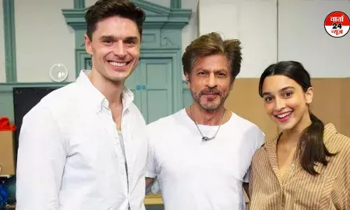 सरहद पर हालात सुधरते ही शाहरुख खान फिर पहुंचे लंदन! जानें शाहरुख को देखते ही सिमरन क्यों होश खो बैठी सरहद पर हालात सुधरते ही शाहरुख खान फिर पहुंचे लंदन! जानें शाहरुख को देखते ही सिमरन क्यों होश खो बैठी