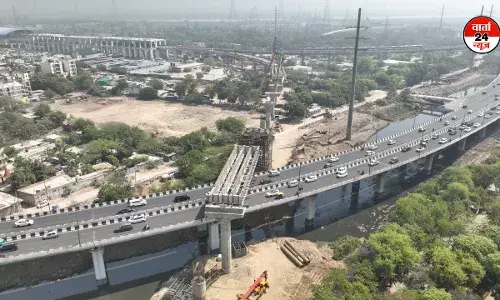 सराय काले खां स्टेशन से जंगपुरा स्टेबलिंग यार्ड को जोड़ने के लिए बारापुला फ्लाईओवर पर बनाया गया 200 टन का स्टील स्पैन सराय काले खां स्टेशन से जंगपुरा स्टेबलिंग यार्ड को जोड़ने के लिए बारापुला फ्लाईओवर पर बनाया गया 200 टन का स्टील स्पैन