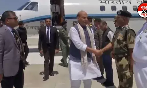 भुज एयरबेस पहुंचे रक्षा मंत्री, कहा- ‘वायु योद्धाओं से बातचीत के लिए उत्सुक हूं…’ भुज एयरबेस पहुंचे रक्षा मंत्री, कहा- ‘वायु योद्धाओं से बातचीत के लिए उत्सुक हूं…’