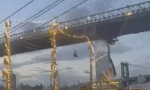 न्यूयॉर्क में नेवी का शिप पुल से टकराया, दो की मौत 19 घायल