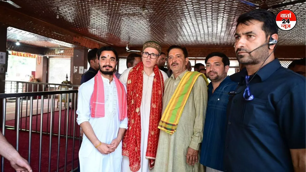 जम्मू कश्मीर के सीएम अब्दुल्ला ने खीर भवानी मंदिर में की पूजा, सोशल मीडिया पर लोग उन्हें कर रहे हैं टारगेट, देखें वीडियो
