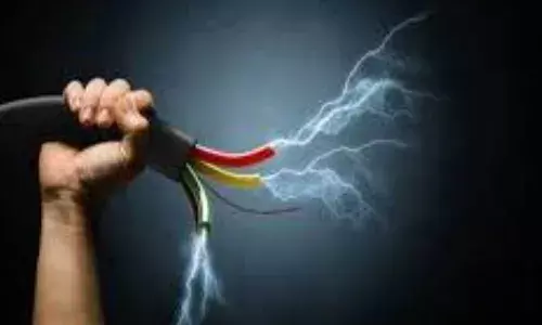 हाई टेंशन लाइन की चपेट में आने से चार लोगों की मौत, तीन गंभीर रूप से घायल हाई टेंशन लाइन की चपेट में आने से चार लोगों की मौत, तीन गंभीर रूप से घायल