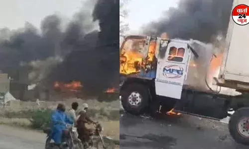 घर में घिरा पाकिस्तान! पाक में पानी के लिए हाहाकार, मची तबाही, प्रदर्शनकारियों ने सिंध के गृह मंत्री का घर फूंका, देखें वीडियो घर में घिरा पाकिस्तान! पाक में पानी के लिए हाहाकार, मची तबाही, प्रदर्शनकारियों ने सिंध के गृह मंत्री का घर फूंका, देखें वीडियो