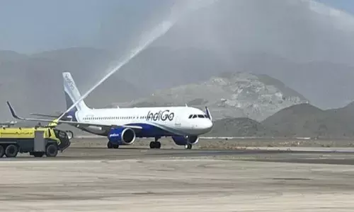 दिल्ली से श्रीनगर जा रही इंडिगो फ्लाइट में आपात स्थिति, ओले की मार से विमान की सुरक्षित लैंडिंग