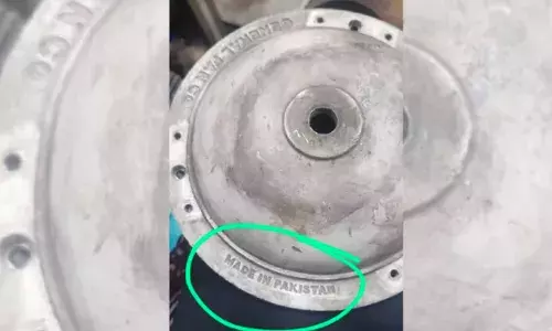 मथुरा में मिला पाकिस्तानी पंखा, जांच में जुटा प्रशासन मथुरा में मिला पाकिस्तानी पंखा, जांच में जुटा प्रशासन