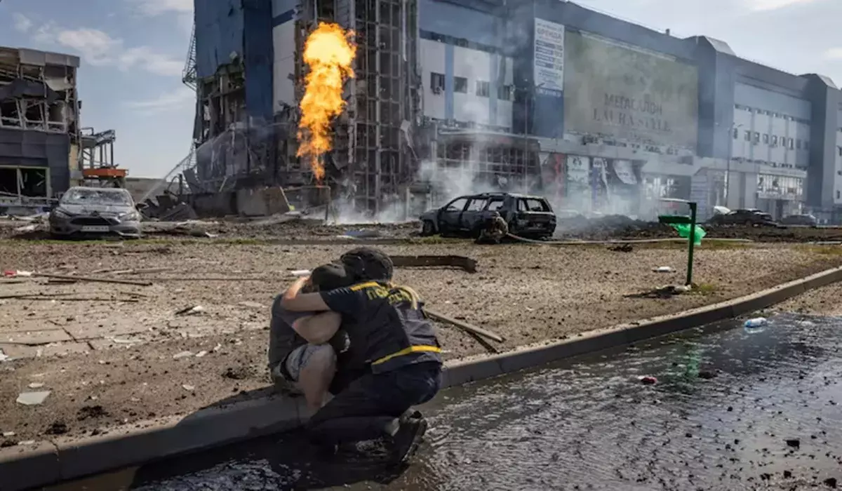 रूस ने यूक्रेन पर अब तक का सबसे बड़ा हवाई हमला किया, 13 लोगों की मौत, बच्चों की भी जान गई रूस ने यूक्रेन पर अब तक का सबसे बड़ा हवाई हमला किया, 13 लोगों की मौत, बच्चों की भी जान गई