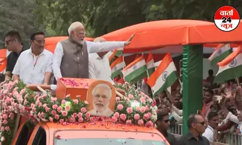 पीएम मोदी का गांधीनगर में 2 KM लंबा रोड शो! कई विकास परियोजनाओं का करेंगे उद्घाटन पीएम मोदी का गांधीनगर में 2 KM लंबा रोड शो! कई विकास परियोजनाओं का करेंगे उद्घाटन