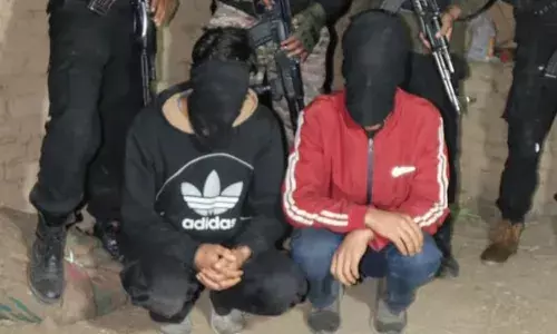 शोपियां में दो हाइब्रिड आतंकियों ने भारी हथियारों के साथ सरेंडर किया शोपियां में दो हाइब्रिड आतंकियों ने भारी हथियारों के साथ सरेंडर किया