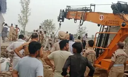 पटाखा फैक्ट्री में आग लगने से चार लोगों की मौत, 27 मजदूर घायल हुए अस्पताल में भर्ती कराया पटाखा फैक्ट्री में आग लगने से चार लोगों की मौत, 27 मजदूर घायल हुए अस्पताल में भर्ती कराया