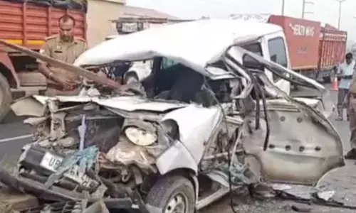 तेज रफ्तार कार और ट्रैक्टर ट्राली में हुई टक्कर, तीन की मौत एक घायल तेज रफ्तार कार और ट्रैक्टर ट्राली में हुई टक्कर, तीन की मौत एक घायल