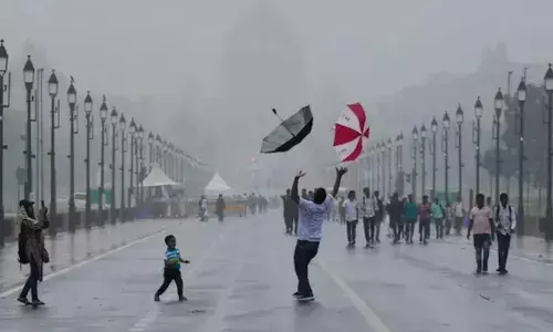 दिल्ली के कई इलाकों में चली तेज़ हवाएं, मौसम विभाग ने जताई चेतावनी