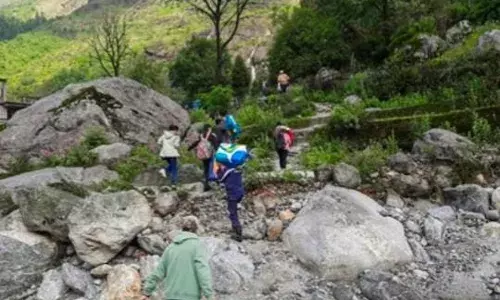 उत्तरी सिक्किम : भारी बारिश के बाद तबाही, 1700 से अधिक पर्यटक फंसे, रेस्क्यू ऑपरेशन जारी उत्तरी सिक्किम : भारी बारिश के बाद तबाही, 1700 से अधिक पर्यटक फंसे, रेस्क्यू ऑपरेशन जारी