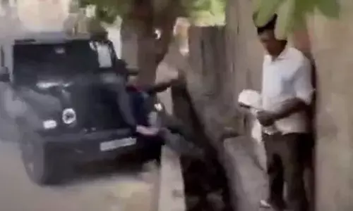 युवक को भीड़ ने पीटा फिर कार से कुचल कर हत्या युवक को भीड़ ने पीटा फिर कार से कुचल कर हत्या