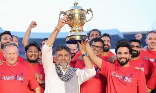 RCB के जश्न में भगदड़ से मची त्रासदी, 11 की मौत, डिप्टी सीएम खिलाड़ियों संग समारोह में रहे मौजूद RCB के जश्न में भगदड़ से मची त्रासदी, 11 की मौत, डिप्टी सीएम खिलाड़ियों संग समारोह में रहे मौजूद