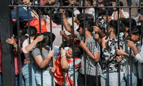 बेंगलुरु भगदड़ में 11 की मौत के बाद पुलिस अधिकारी निलंबित: सिद्धारमैया बेंगलुरु भगदड़ में 11 की मौत के बाद पुलिस अधिकारी निलंबित: सिद्धारमैया