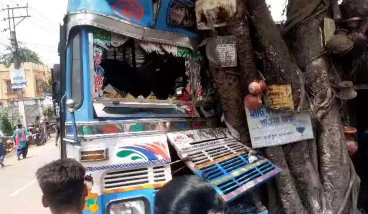दक्षिण 24 परगना में दो बसों की टक्कर, 25 लोग घायल