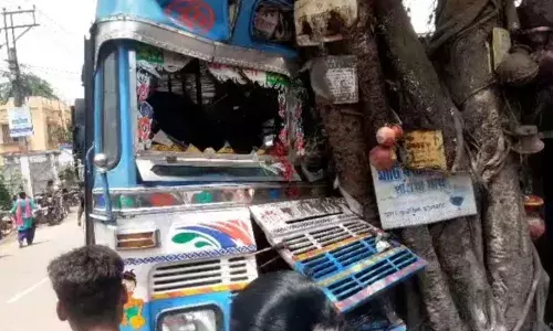 दक्षिण 24 परगना में दो बसों की टक्कर, 25 लोग घायल