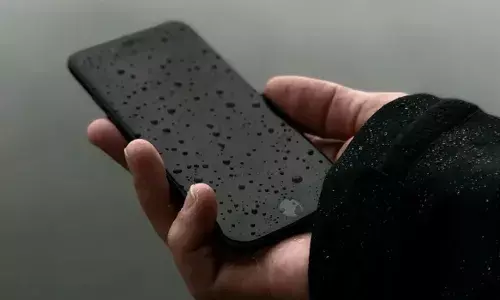 फोन हुआ गीला तो समझ लो लग गई वाट, रिस्टार्ट होने पर खुश होने की जरूरत नहीं