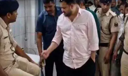 मुजफ्फरपुर एनएच 22 पर तेजस्वी यादव के काफिले में ट्रक ने टक्कर मारी, जानें कौन-कौन घायल हुए मुजफ्फरपुर एनएच 22 पर तेजस्वी यादव के काफिले में ट्रक ने टक्कर मारी, जानें कौन-कौन घायल हुए