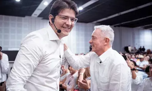 राष्ट्रपति पद के प्रत्याशी मिगुएल उरीबे को कोलंबिया में गोली मारी, घायल को अस्पताल में भर्ती कराया राष्ट्रपति पद के प्रत्याशी मिगुएल उरीबे को कोलंबिया में गोली मारी, घायल को अस्पताल में भर्ती कराया