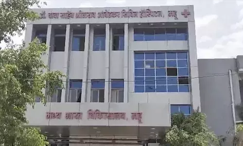 महू अस्पताल में कुत्ते के मुंह में मिला नवजात का शव, टॉयलेट में प्रसव की आशंका महू अस्पताल में कुत्ते के मुंह में मिला नवजात का शव, टॉयलेट में प्रसव की आशंका